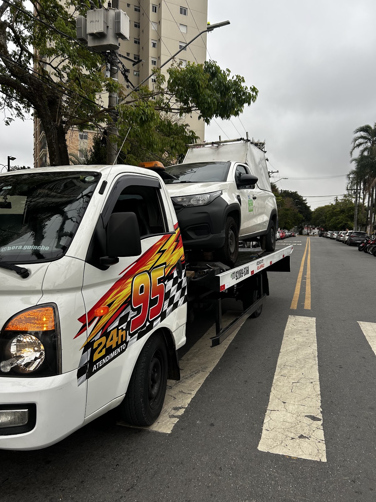 Foto real do GUINCHO RELÂMPAGO transportando SUV em plataforma em São Paulo